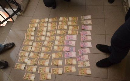 В Івано-Франківську поліцейський вимагав хабар в 9 тис. грн за дозвіл на володіння зброєю