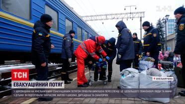 До Хмельниччини прибули перші евакуаційні потяги з Херсонщини