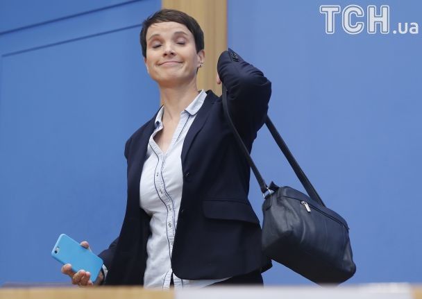 Петрі демонстративно залишила залу