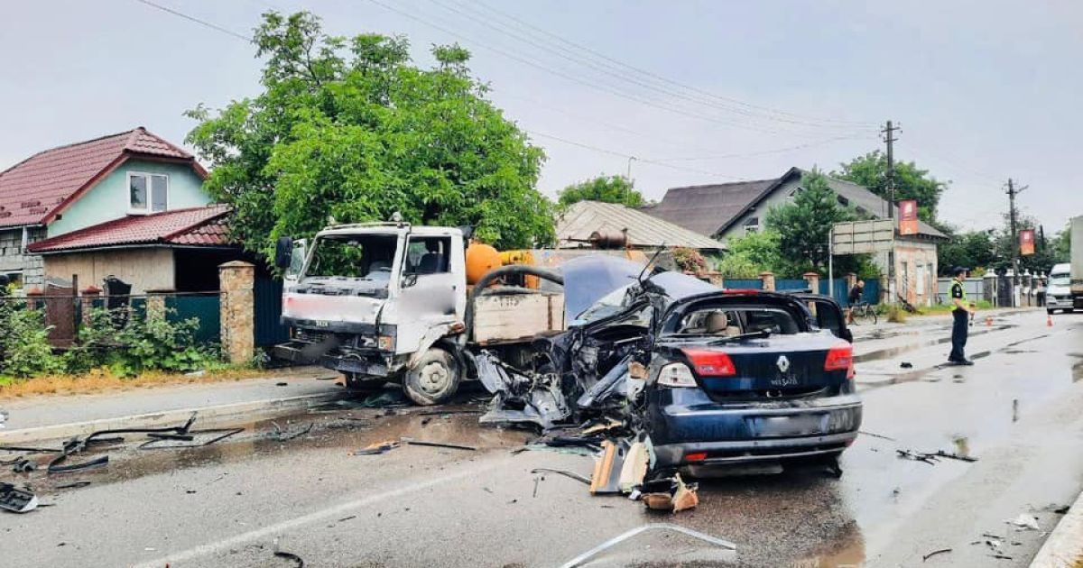 Виїхав на зустрічну смугу і розбився: страшна аварія в Івано-Франківській області 