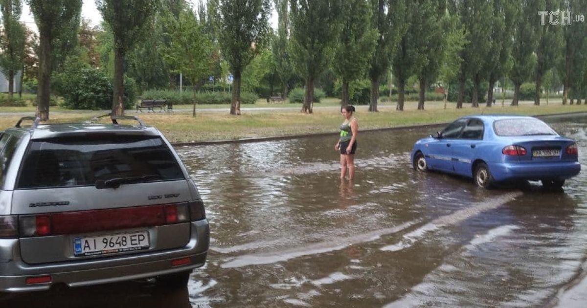 38 бригад, мотопомпи та гідромонітори: у Києві ліквідовують наслідки негоди