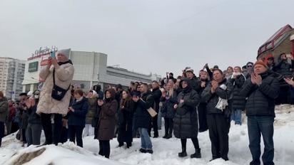 В Росії прощаються з Навальним: що відбувається на місці (відео)