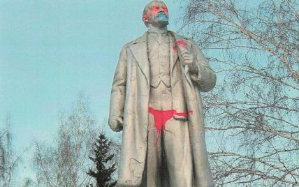 В Новосибирске памятник Ленину "одели" в розовые стринги (фото)