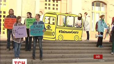 Столичные перевозчики устроили перформанс, чтобы привлечь внимание к парковке на проезжей части