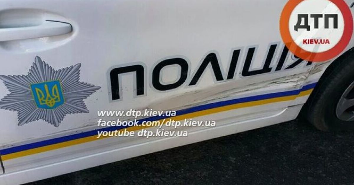 Mersedes врезался в полицейское авто