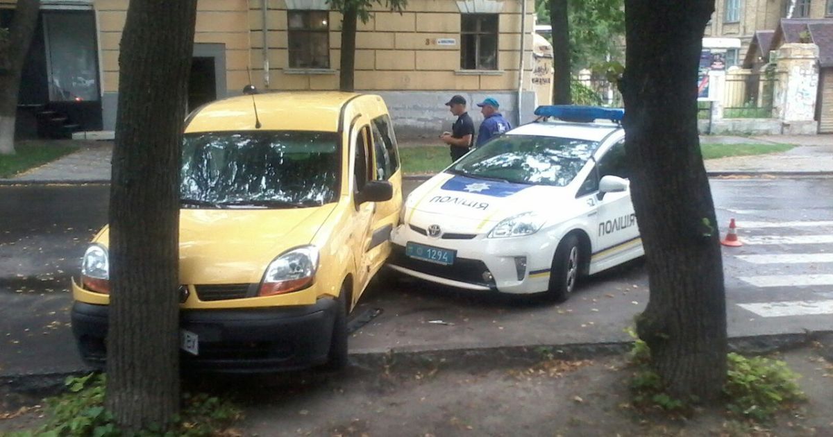 У центрі Полтави патрульні протаранили припарковану іномарку