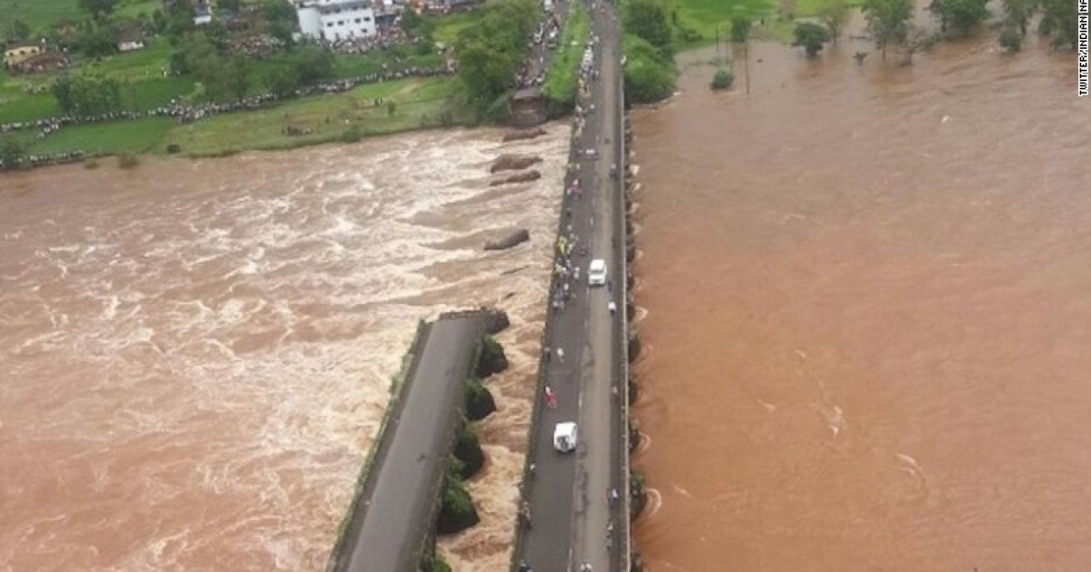 В Індії у бурхливу річку обвалився міст з двома автобусами, десятки людей зникли безвісти