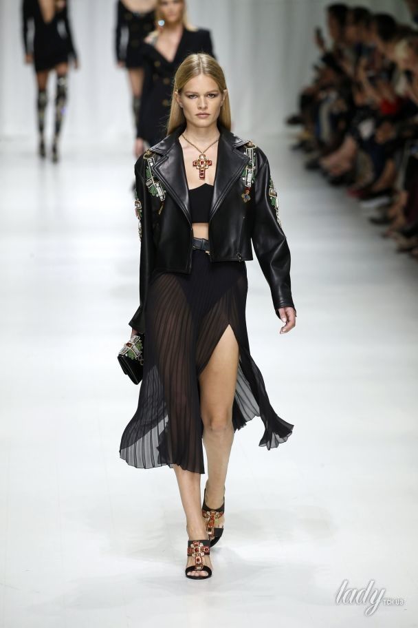 Коллекция Versace прет-а-порте сезона весна-лето 2018 / © East News