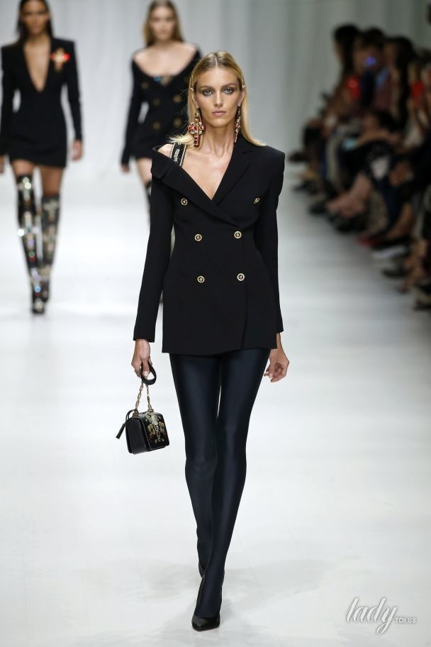 Коллекция Versace прет-а-порте сезона весна-лето 2018 / © East News