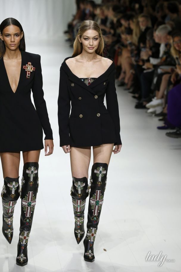 Коллекция Versace прет-а-порте сезона весна-лето 2018 / © East News