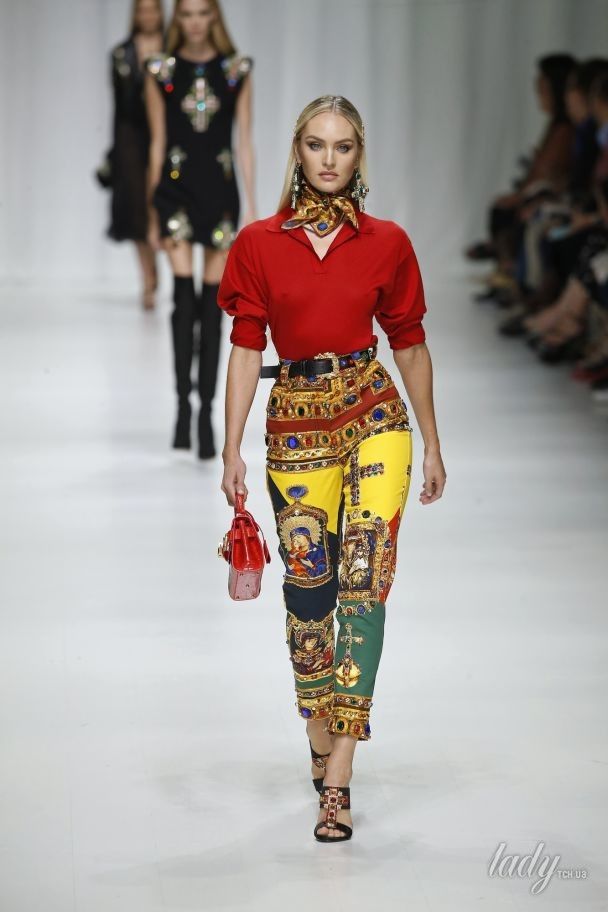 Коллекция Versace прет-а-порте сезона весна-лето 2018 / © East News