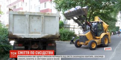 "Сміттєва королева": у Дніпрі задіяли техніку та комунальників, аби очистити квартиру 10-поверхівки
