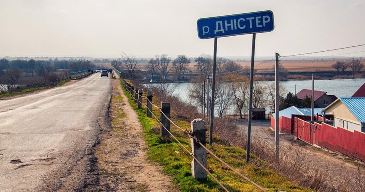Міст на трасі Одеса-Рені через річку Дністер біля села Маяки.