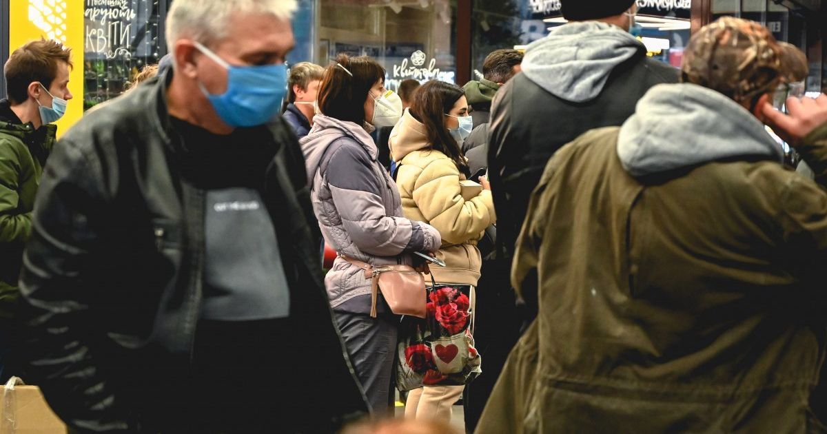 У Києві в "Епіцентрі" охоронці нібито силою роздягнули жінку: причетних співробітників відсторонили