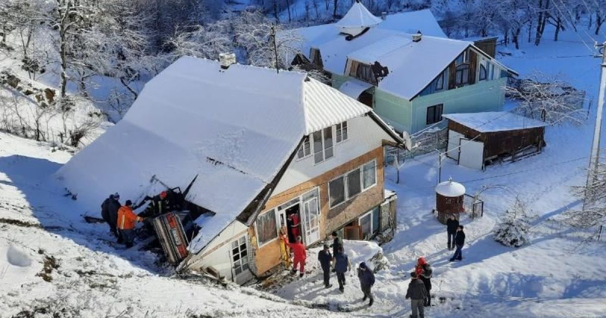 На Івано-Франківщині водій легковика на швидкості з'їхав з дороги і пробив дах житлового будинку (фото)