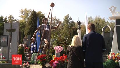 На Байковом кладбище установили памятник Андрею Гусину
