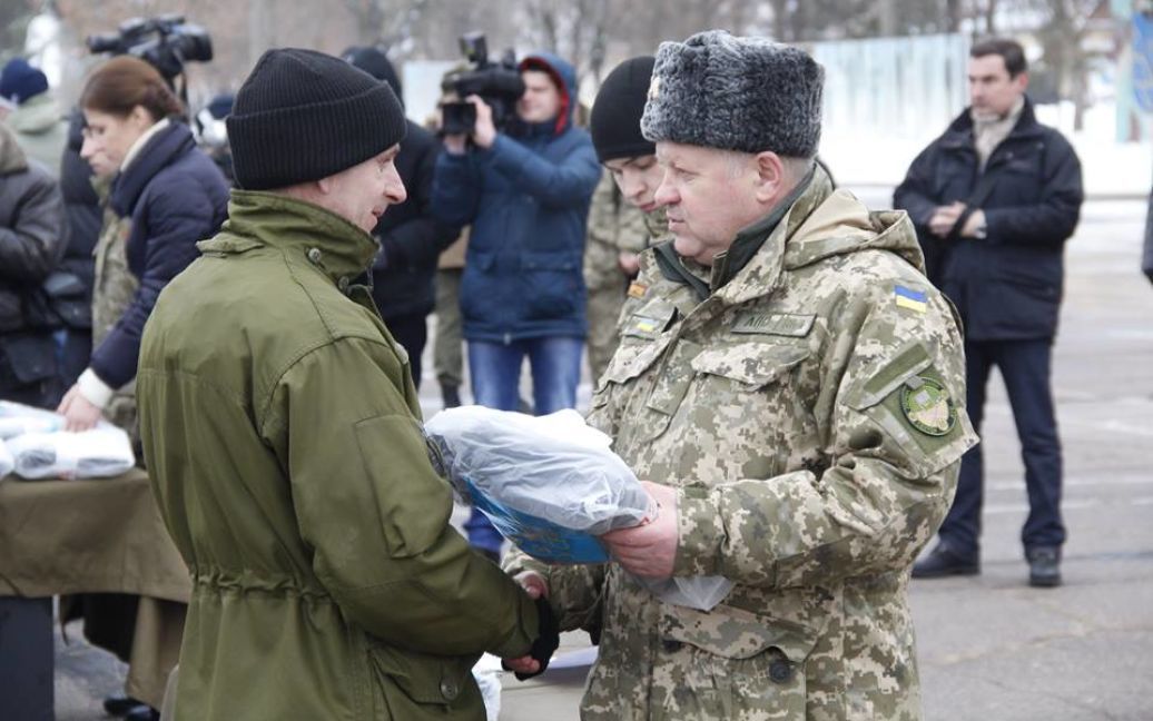 Військовим передали теплі речі від Марини Порошенко. / © mil.gov.ua