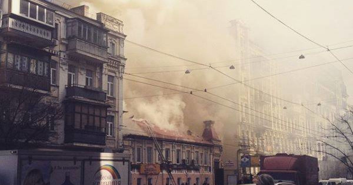 Двое спасателей погибли во время тушения пожара
