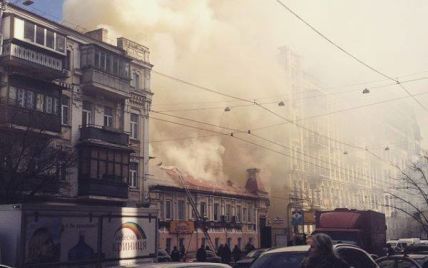 В центре Киева загорелось двухэтажное здание