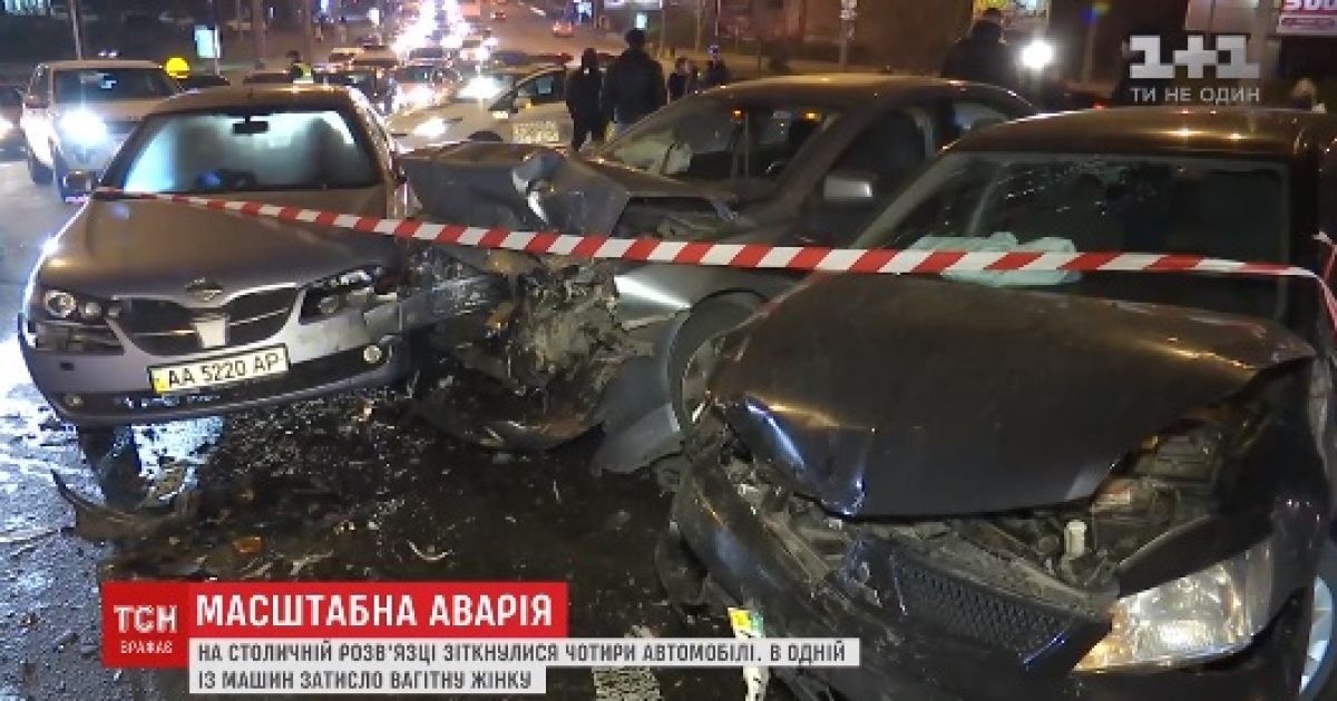 Вагітна жінка опинилася заблокованою внаслідок масштабної ДТП у Києві