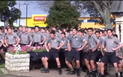 Полторы тысячи школьников исполнили танец маори на похоронах своего учителя (видео)