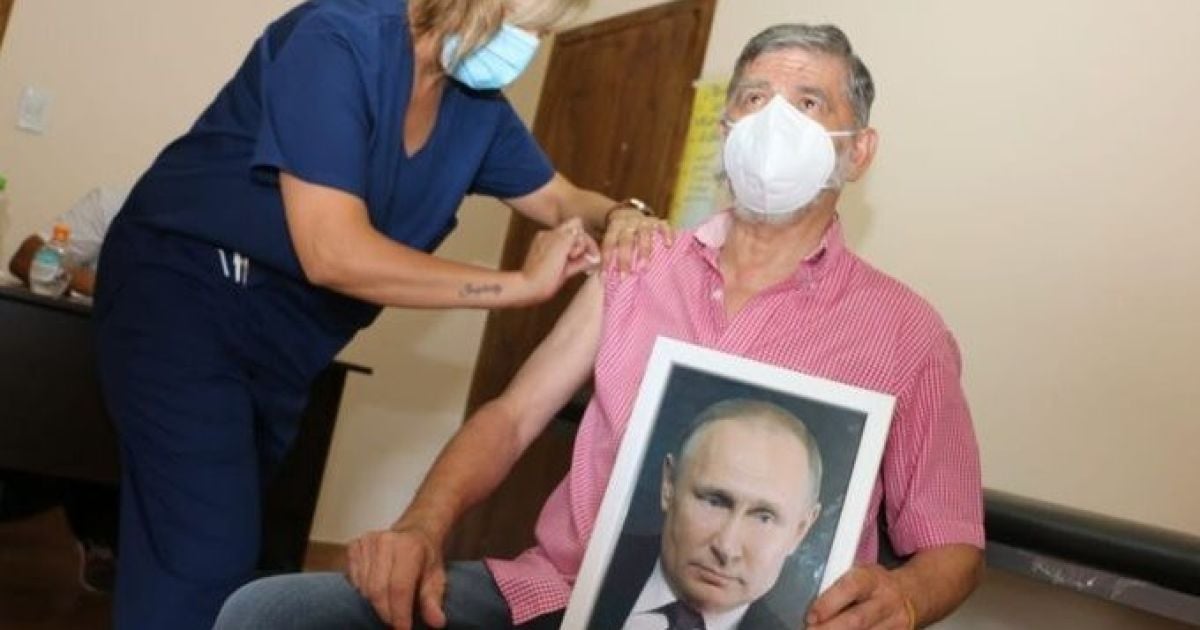 Мер аргентинського міста вакцинувався від коронавірусу із портретом Путіна в руках
