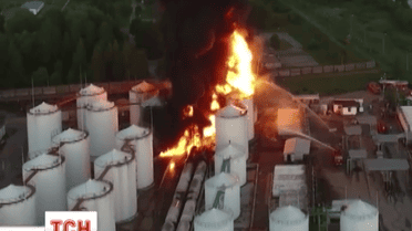 В Василькове уже почти сутки пылает нефтебаза