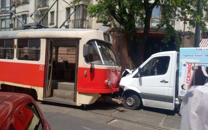 В Киеве на Подоле лоб в лоб столкнулись трамвай и грузовик
