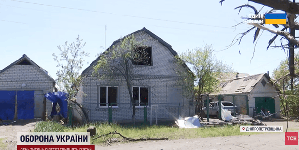 Дрони падали на будинки, спалахнули пожежі, вся вулиця в руїнах: РФ масовано атакувала місто в Україні (відео)