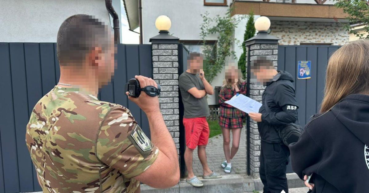 ДБР викрило експодатківця