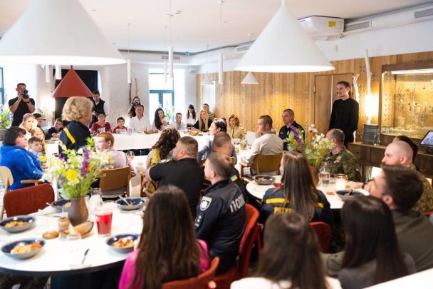 Олена Зеленська зустрілася з дітьми-героями / © Instagram Олени Зеленської