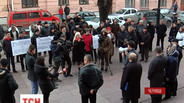 У Чернівцях активісти вимагали відставки заступника голови облради