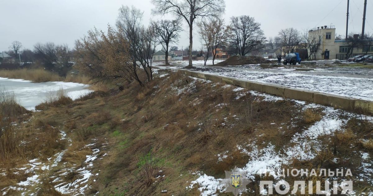 Избили, ограбили и сбросили с дамбы: на Днепропетровщине двое мужчин жестоко обошлись с прохожим