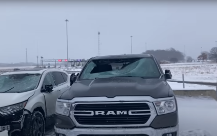 В США водитель машины спецтехники во время чистки дороги разбил снегом почти полсотни авто: видео