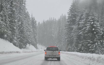 На Дніпропетровщині через сильні снігопади обмежили рух автодорогами