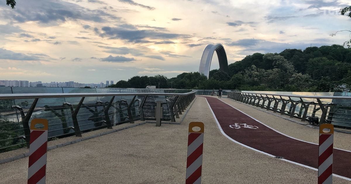 Пішохідний міст у Києві потрапив у скандал через велорозмітку