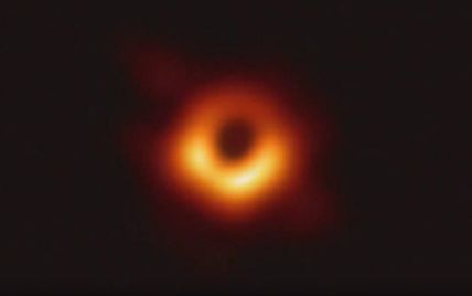Впервые сфотографированная "историческая" черная дыра наконец получила имя