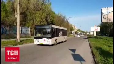 Колона автобусів рушила у бік окупованих територій, щоб евакуювати людей
