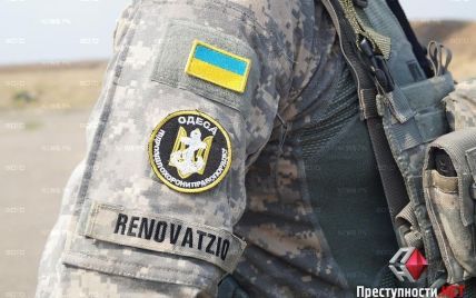 Бойцы "Шторма" досматривают иногородние автомобили на въездах в Одессу