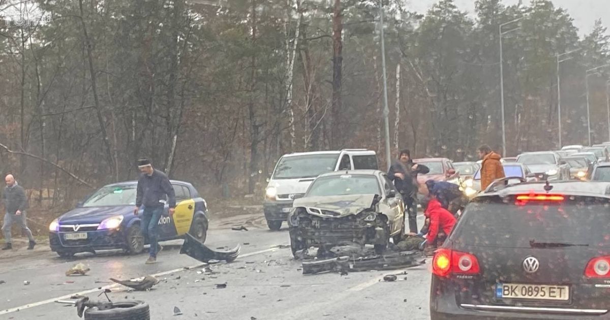 Масштабное ДТП под Киевом с пострадавшим: в автоаварию попали 5 автомобилей (фото)