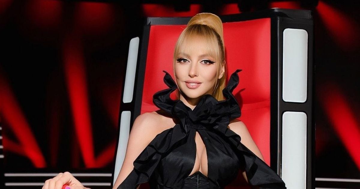 Ол қол астындағы қызметкерін оны сиқылауға мәжбүрлеген.