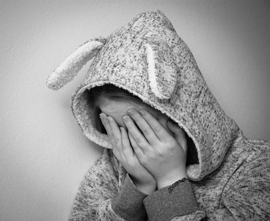 Взяв на руки та роздягнув: у Полтавській області брат зґвалтував молодшу сестру, а мати замовчувала