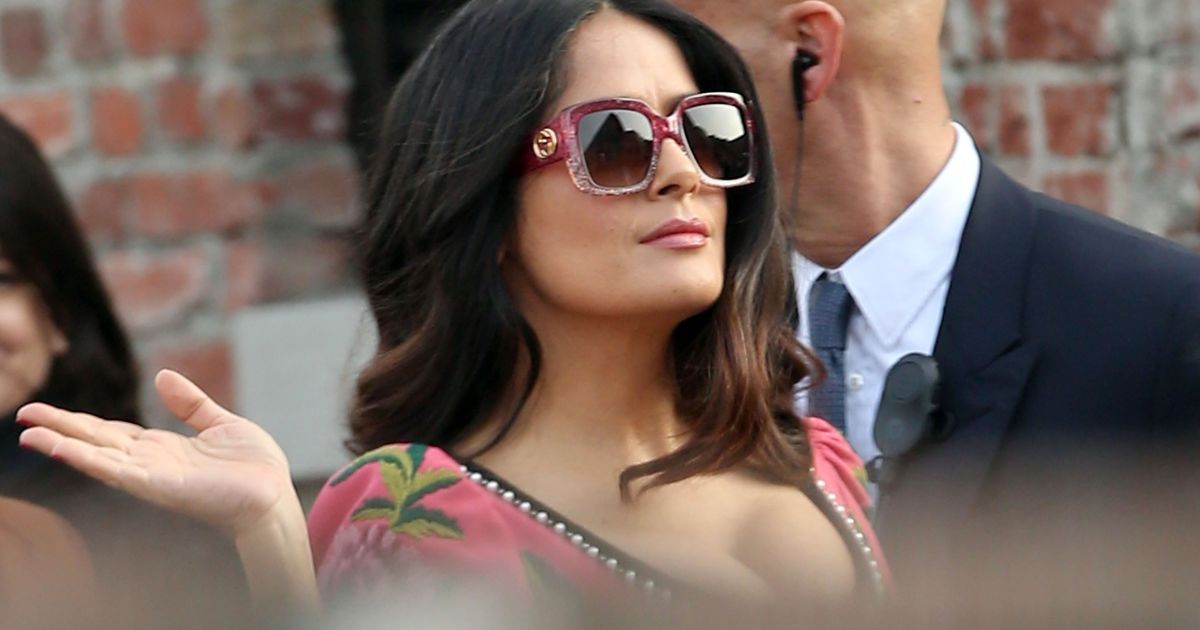 Соблазнительная Сальма Хайек подчеркнула пышное декольте стильным платьем