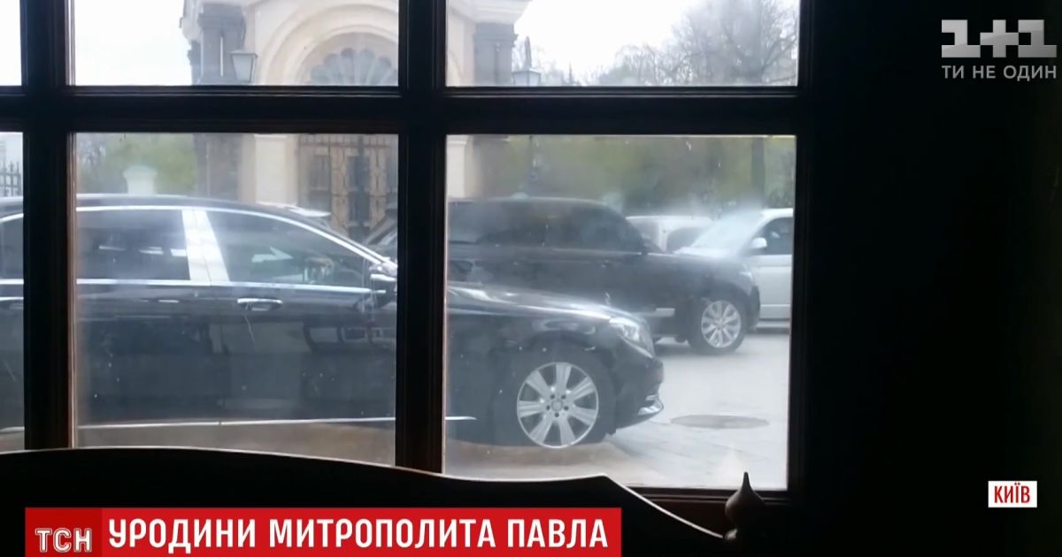 З дорогими іномарками і погрозами журналістам: у Києво-Печерській лаврі відсвяткували день народження одіозного митрополита