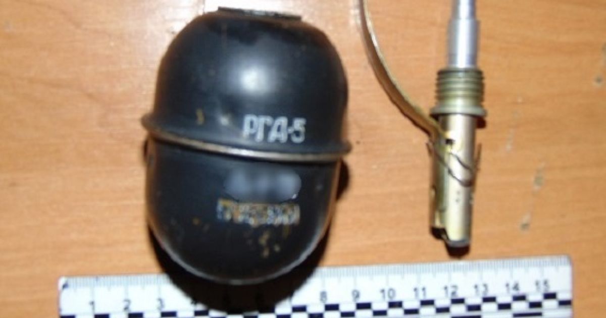 У Києві чоловік побив дружину і погрожував підірвати гранату в кафе