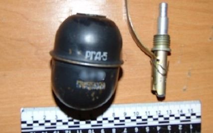 В Киеве мужчина избил жену и угрожал взорвать гранату в кафе