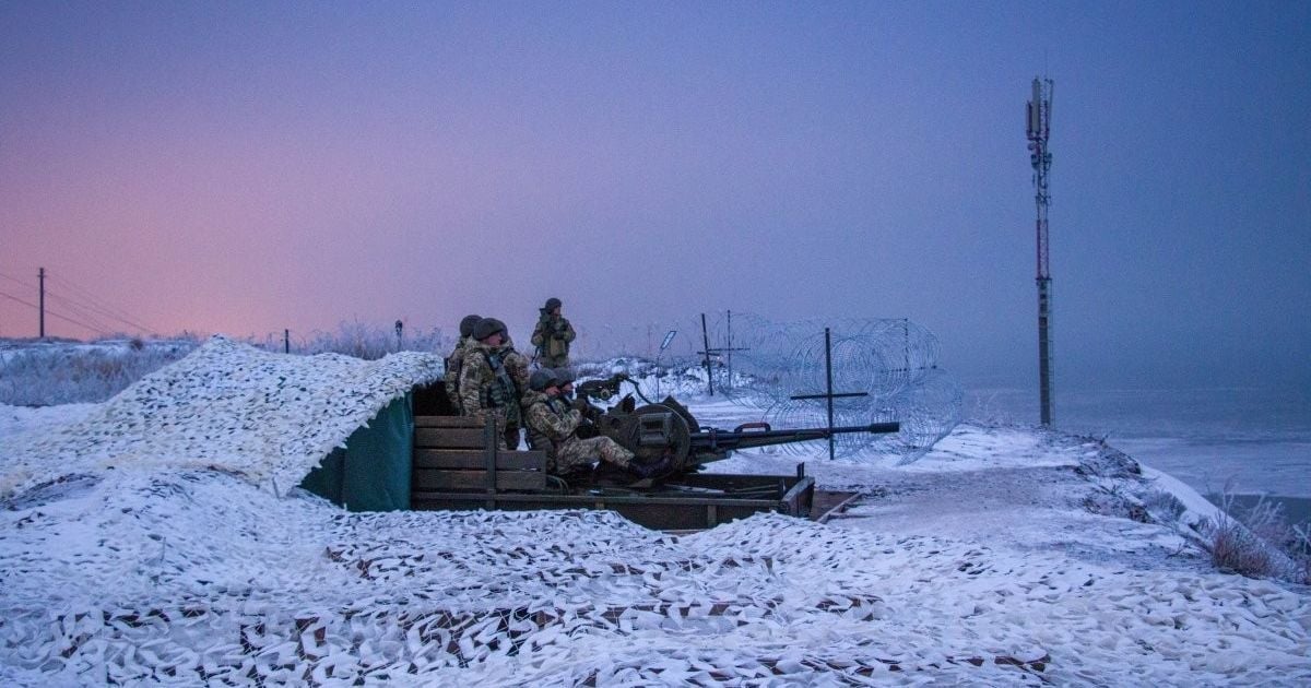 Крупнокаліберні снаряди по Авдіївці та БТРи біля Широкиного: вечірній звіт штабу АТО