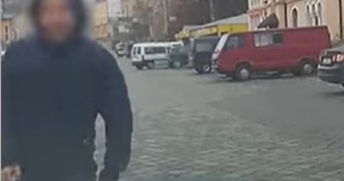 В Черновцах парень пробежался по машине патрульных для видео. Теперь его будут судить за хулиганство