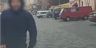 У Чернівцях молодик пробігся по машині патрульних для відео. Тепер його судитимуть за хуліганство