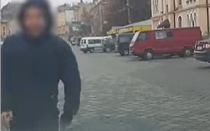 В Черновцах парень пробежался по машине патрульных для видео. Теперь его будут судить за хулиганство